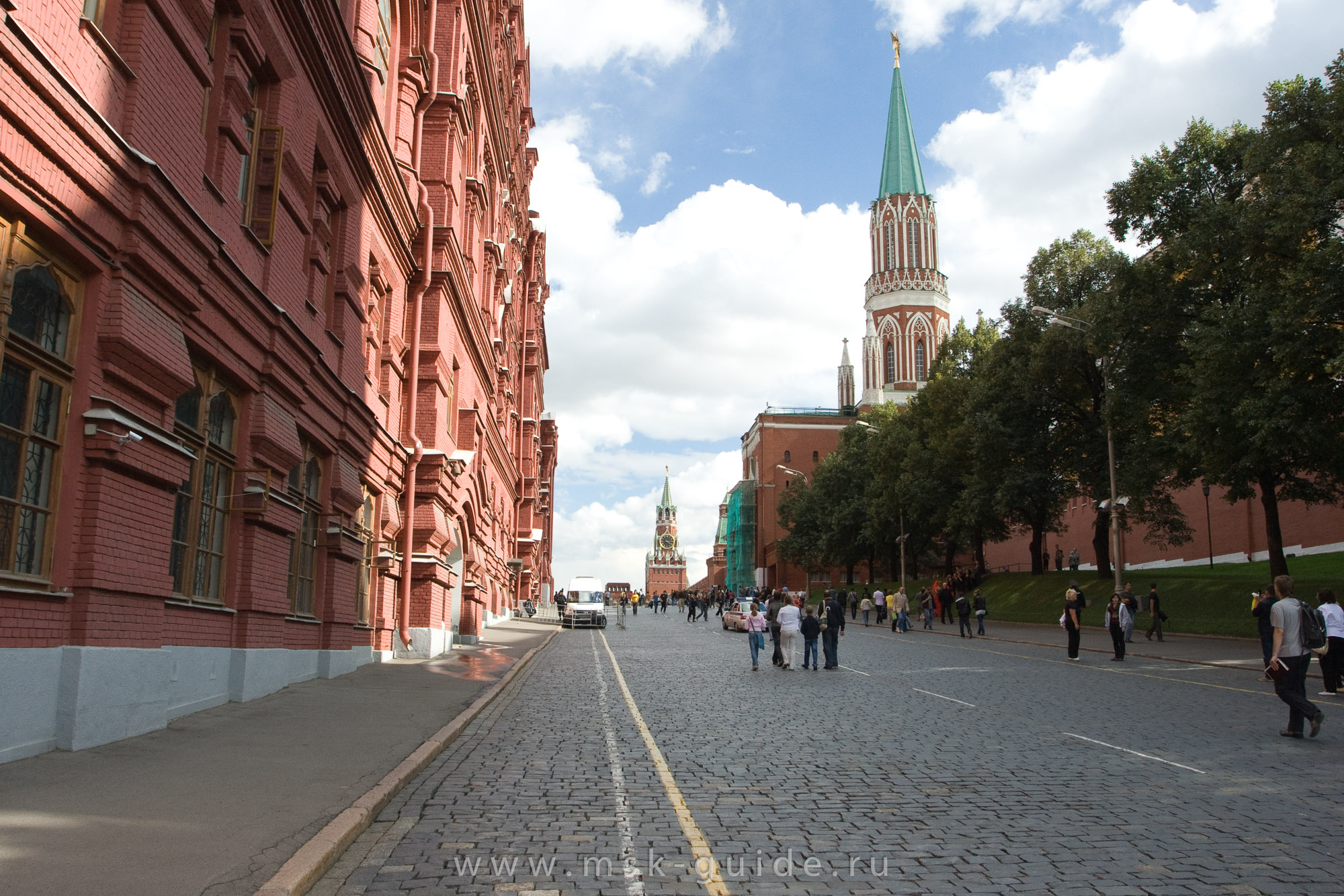Красная площадь, дорога от метро Охотный ряд и Манежной площади Красная площадь, дорога от метро Охотный ряд и Манежной площади