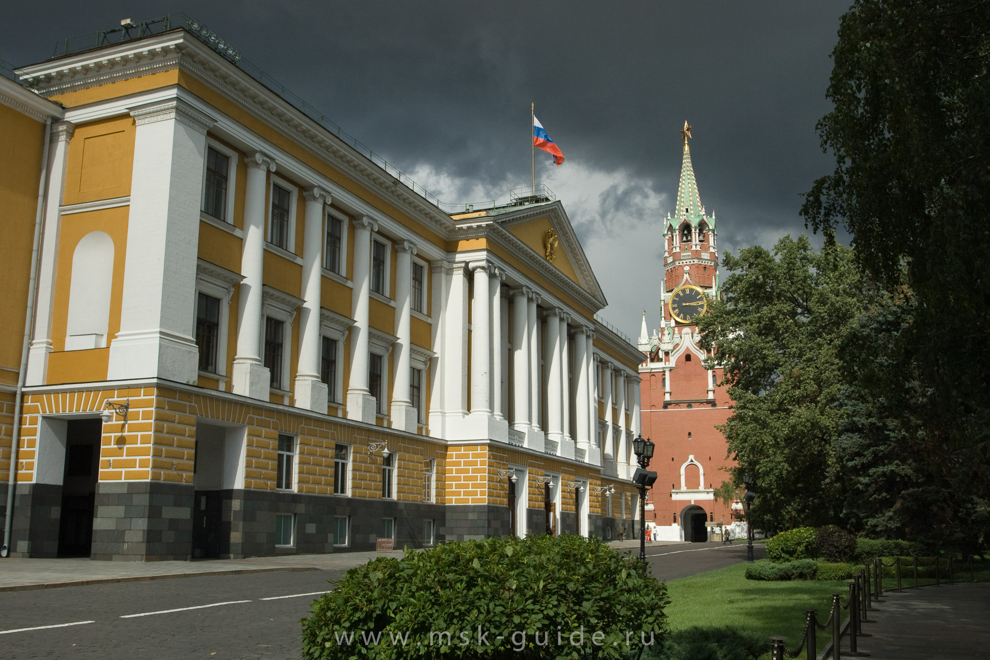 Спасская башня и 14-й корпус Московского Кремля Спасская башня и 14-й корпус Московского Кремля